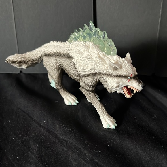 Schleich Eldrador Snow Wolf Figure (42452) - Picture 2 of 5